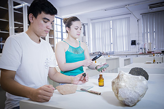 Laboratório de Mecânica do Solo e Geotecnia proporciona aos acadêmicos estudos de ensaios nas áreas de mecânica dos solos, mecânica das rochas, geologia de engenharia, monitoramento e instrumentação geotécnica, solos não saturados e geotecnia ambiental