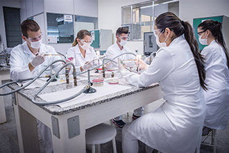 Laboratório de Microbiologia Clínica: realização de exames para diagnosticar os principais agentes microbianos causadores de doenças