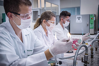 Laboratório de Microbiologia Clínica: realização de exames para diagnosticar os principais agentes microbianos causadores de doenças