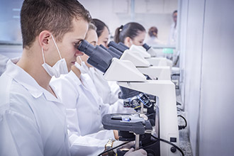 Laboratório de Microbiologia Clínica: realização de exames para diagnosticar os principais agentes microbianos causadores de doenças