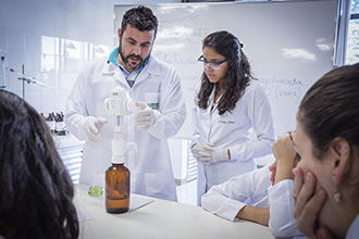 Laboratório de Nutrição Animal: são realizadas análises bromatológicas em amostras diversas de alimentos (rações e ingredientes em geral) empregados em nutrição animal e de excretas, objetivando estudos de digestibilidade