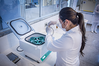 Laboratório de Parasitologia Clínica: permite a realização de exames parasitológicos de fezes para o diagnóstico dos patógenos causadores de doenças no homem