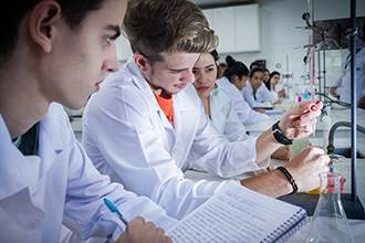Laboratório de Química 1, 2 e 3: destina-se ao estudo de análises e reações químicas e conta com equipamentos, instrumentos e condições adequadas para oferecer segurança 