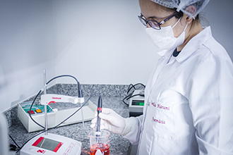 Laboratório de Semissólidos e Líquidos: com equipamentos e produtos de última geração, alunos do curso de Farmácia aprendem a manipular cremes, pomadas e dermocosméticos
