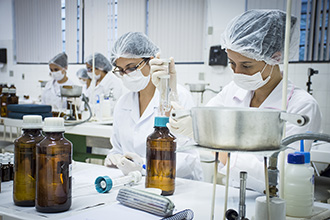 Laboratório de Tecnologia Farmacêutica e Cosmético: proporciona o estudo da elaboração e transformação de substâncias medicamentosas em formas farmacêuticas, bem como formas cosméticas