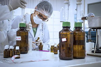 Laboratório de Tecnologia Farmacêutica e Cosmético: proporciona o estudo da elaboração e transformação de substâncias medicamentosas em formas farmacêuticas, bem como formas cosméticas