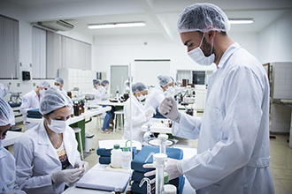 Laboratório de Tecnologia Farmacêutica e Cosmético: proporciona o estudo da elaboração e transformação de substâncias medicamentosas em formas farmacêuticas, bem como formas cosméticas