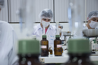 Laboratório de Tecnologia Farmacêutica e Cosmético: proporciona o estudo da elaboração e transformação de substâncias medicamentosas em formas farmacêuticas, bem como formas cosméticas