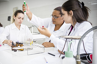 Laboratórios de Bioquímica 01 e 02: permite o desenvolvimento de habilidades de estudo nas reações químicas de processos biológicos que ocorrem nos organismos vivos