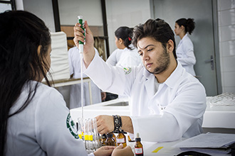 Laboratórios de Bioquímica 01 e 02: permite o desenvolvimento de habilidades de estudo nas reações químicas de processos biológicos que ocorrem nos organismos vivos