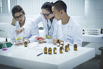 Laboratórios de Bioquímica 01 e 02: permite o desenvolvimento de habilidades de estudo nas reações químicas de processos biológicos que ocorrem nos organismos vivos