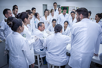 Laboratório de Fisiologia/Biofísica: amplia o conhecimento dos processos fisiológicos humanos, bem como sua relação e impacto nos diferentes órgãos e tecidos, além das atividades práticas que visam o estudo das biomoléculas constituintes do organismo, bem como os aspectos regulatórios relacionando sua importância com o estudo das doenças