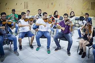 Laboratório de Instrumentos Funcionais (prática de conjunto e regência): visa a prática de atividades direcionadas ao estudo de prática de conjunto, regência coral e orquestral