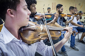 Laboratório de Instrumentos Funcionais (prática de conjunto e regência): visa a prática de atividades direcionadas ao estudo de prática de conjunto, regência coral e orquestral