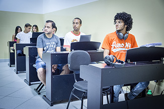 Laboratório de Instrumento Funcional (teclados eletrônicos): oferece a prática vivenciada de instrumento harmônico de teclas (pianos digitais e teclados eletrônicos) com ênfase ao ensino coletivo