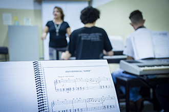 Laboratório de Instrumento Funcional (teclados eletrônicos): oferece a prática vivenciada de instrumento harmônico de teclas (pianos digitais e teclados eletrônicos) com ênfase ao ensino coletivo