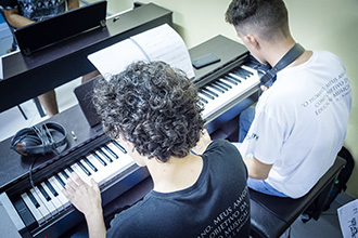 Laboratório de Instrumento Funcional (teclados eletrônicos): oferece a prática vivenciada de instrumento harmônico de teclas (pianos digitais e teclados eletrônicos) com ênfase ao ensino coletivo