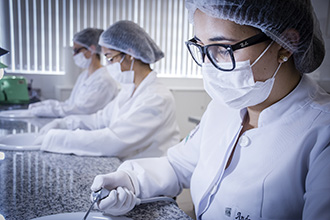 Laboratório de Pesquisas Odontológicas: visa estudar as propriedades dos biomateriais odontológicos. O espaço possui excelente infraestrutura, dando suporte a diversas investigações científicas