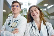 Dois estudantes de medicina da Unoeste sorriem confiantes para a câmera.
