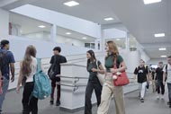 Alunos da Unoeste caminham pelo corredor espaçoso e moderno do campus Jaú.