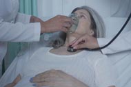 Aula prática da faculdade de Medicina com simulação de atendimento a paciente.