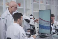  Professor da Unoeste explica lâmina histológica em monitor para alunos de medicina durante aula prática.