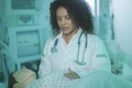 Aluna de medicina da Unoeste realiza prática clínica em laboratório com simulador.