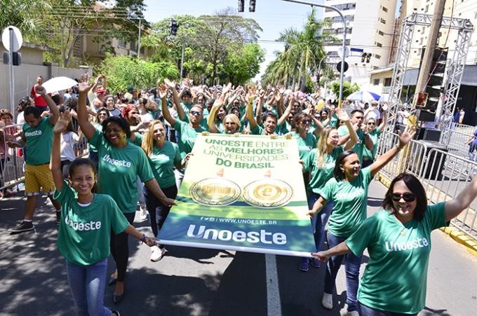 Unoeste presente na parada festiva dos 100 anos da cidade de Presidente Prudente