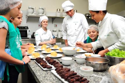 “Um dia de chef” estimula crianças e jovens à culinária