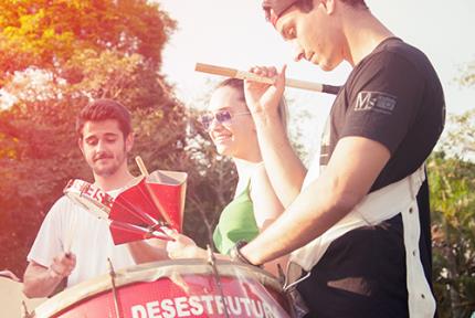 Áreas de convivência na universidade agradam estudantes 