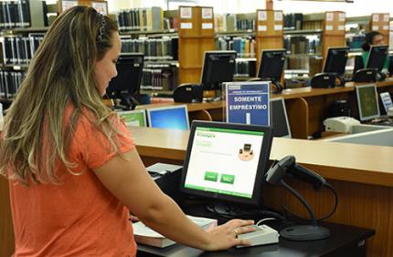 Acesso livre à biblioteca permite ampliar pesquisa por obras