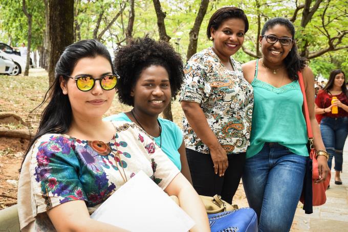 Candidatos aproveitam sombras das árvores do campus II