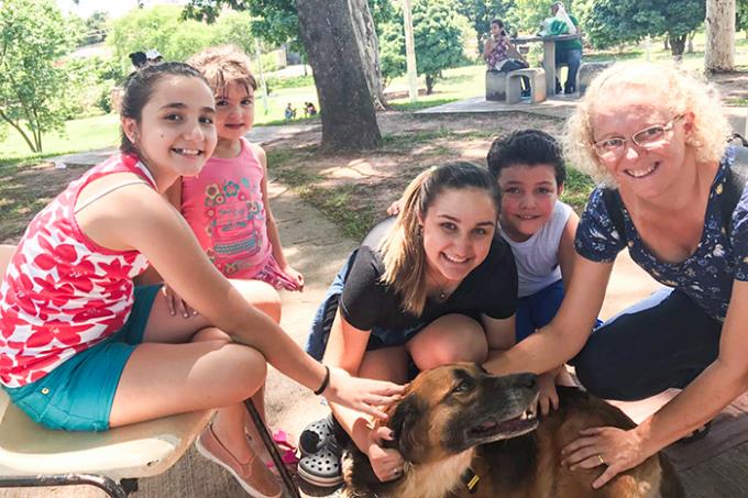 Cão doador de sangue ganha família em feira de animais