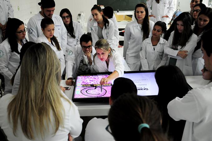 Professora Renata ministrou a primeira aula utilizando a nova ferramenta