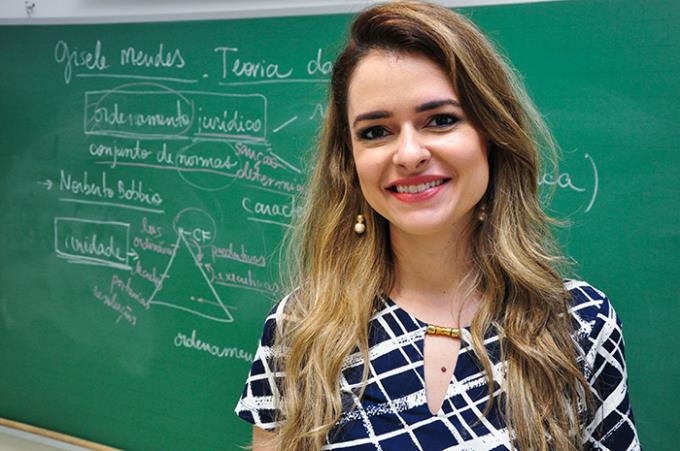 Pós em ciências penais recebe autora de livros jurídicos 