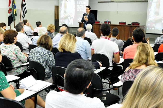 Conferencista defende modelo híbrido para o ensino superior