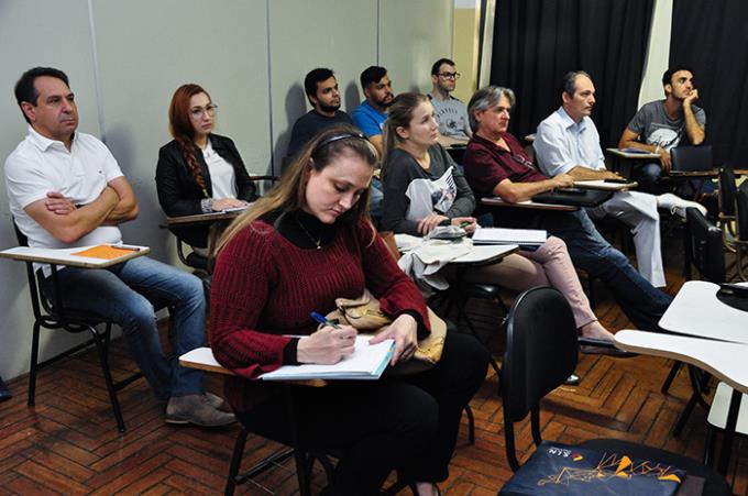 Alunos dentistas durante aula da especialização