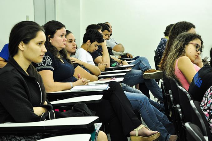 Parte do público que acompanhou a conferência seguida de debate