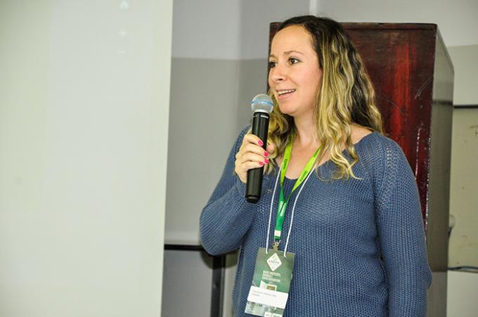 Professora Thais Lepre ao fazer questionamento durante a mediação