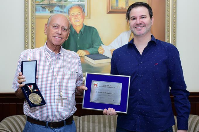 Professor Agripino é homenageado com “Medalha do Centenário”