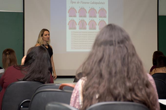 Professora Coroline Brandão durante oficina de cuidados de enfermagem em fissuras labiopalatinas