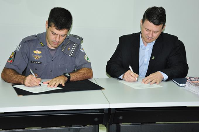 Assinatura do protocolo pelo coronel Negri e Dr. Guelfi