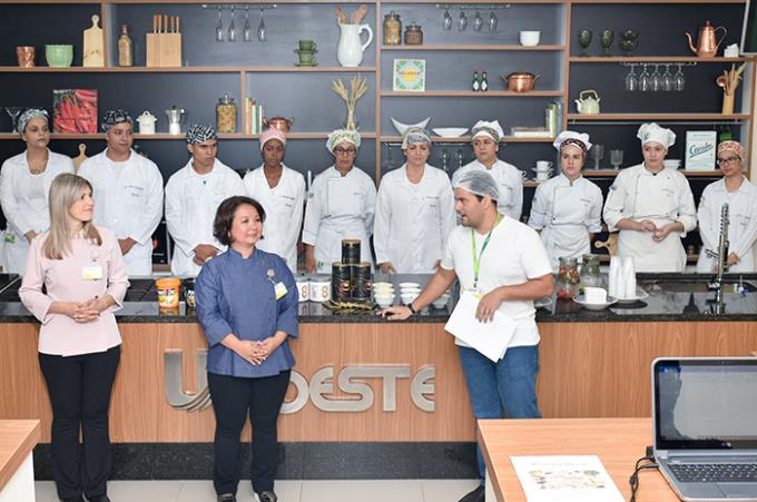 Professor Lucas Santiago, coordenador dos cursos de extensão da Gastronomia, com as nutricionistas Juliana e Cristina
