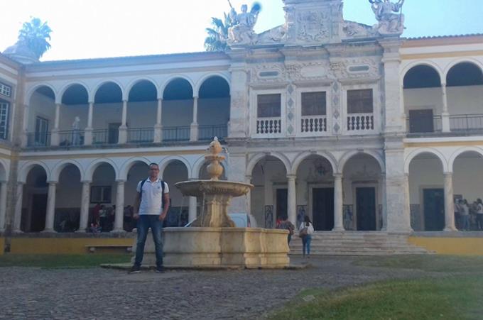Felipe na frente da Universidade de Évora