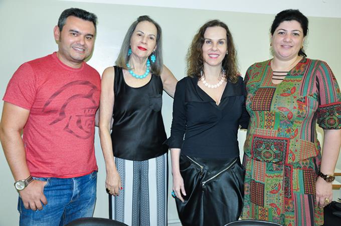 Xavier com as doutoras Zizi, Ana Luzia e Érika 
