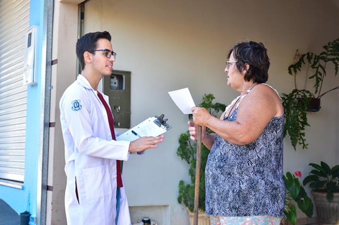 Medicina visita casas em ação contra a hanseníase em Machado - Unoeste