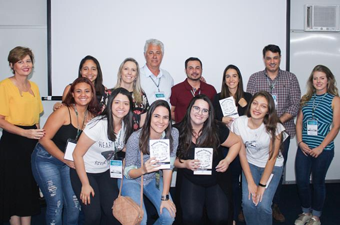 Professores e alunos com livro lançado pela docente Dra. Marilice Astolphi durante o “Zootecnia Brasil”