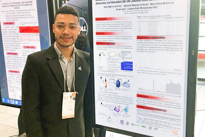 Acadêmico do 8º termo, Alaor participou da apresentação de trabalhos