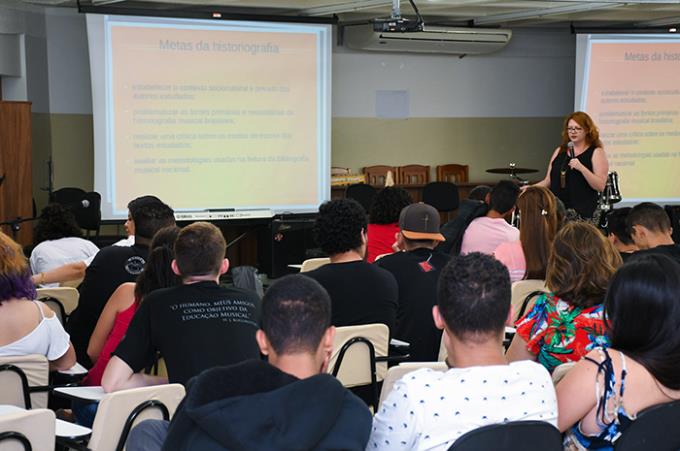 Professora da UEM (PR), Sabrina Schulz, ministrou palestra sobre a historiografia musical brasileira