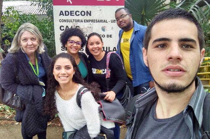 Professora Anita com alunos colaboradores da Facic Jr. que participaram da atividade na UEM